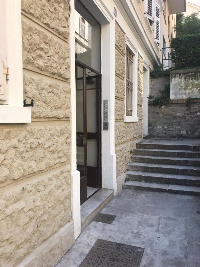 Alla Scalinata del Teatro Rossetti Trieste Esterno foto