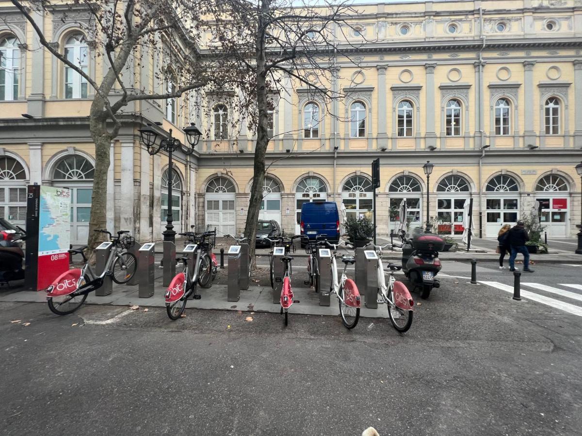 Alla Scalinata del Teatro Rossetti Trieste Esterno foto