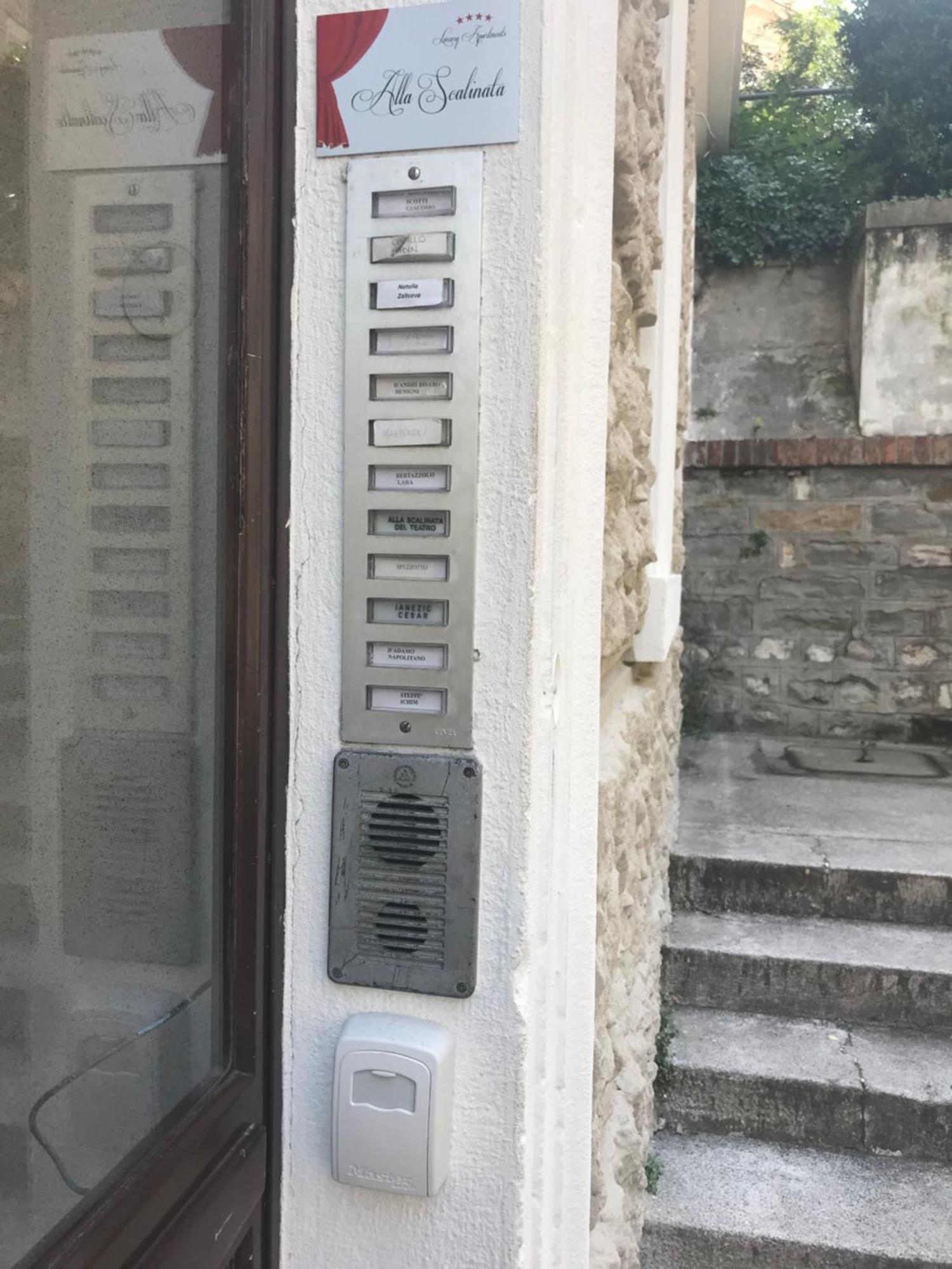 Alla Scalinata del Teatro Rossetti Trieste Esterno foto