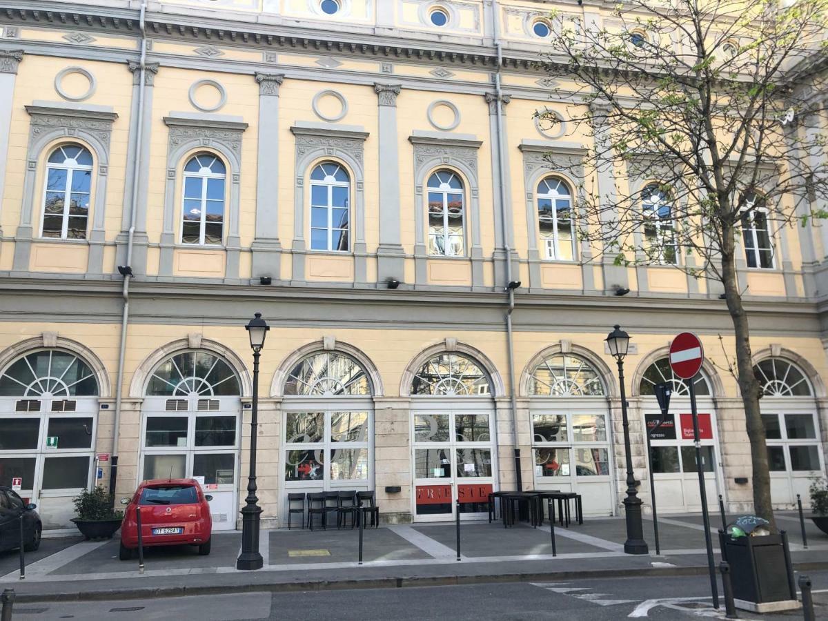 Alla Scalinata del Teatro Rossetti Trieste Esterno foto