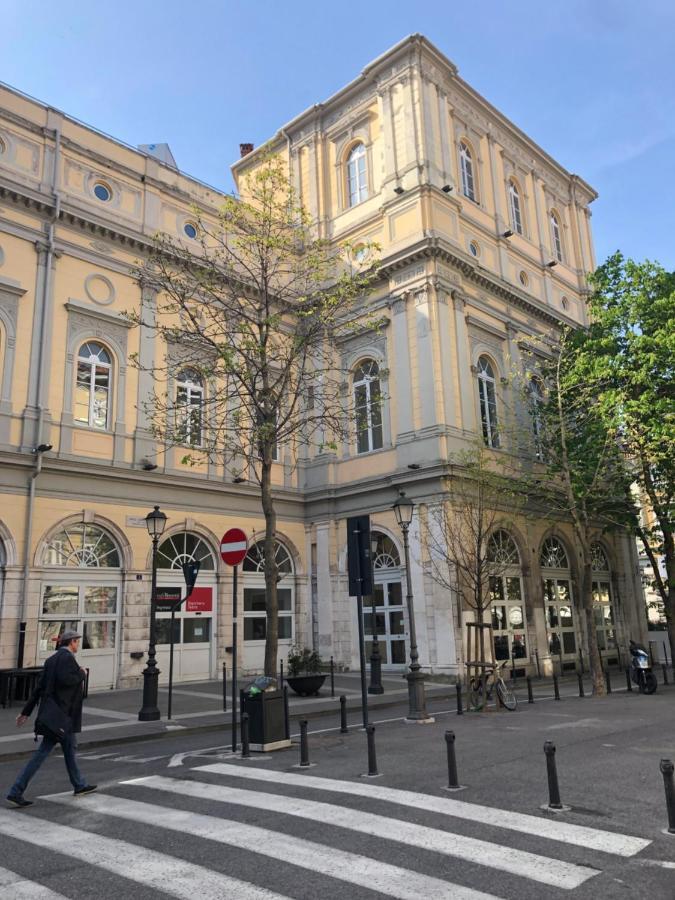 Alla Scalinata del Teatro Rossetti Trieste Esterno foto
